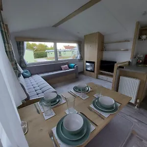 https://woofles-luxury-caravan-at-knaresborough-lido.yorkshirehotels.net