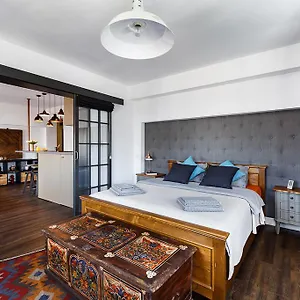 https://bohemian-old-town-boutique-apartment.bucharesthotelsnow.com