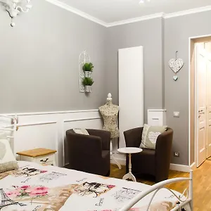 https://amando-bucharest.bucharesthotelsnow.com